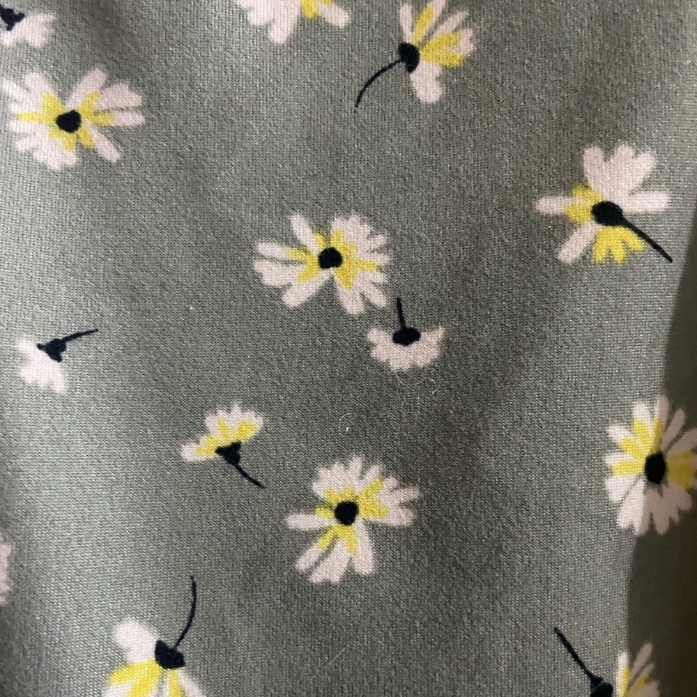 Green Daisy Tank 🌼 - Picture 3 of 5